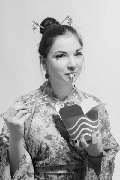 Hermosa Mujer Comiendo Comida Rápida China Sobre Fondo Blanco — Foto de Stock
