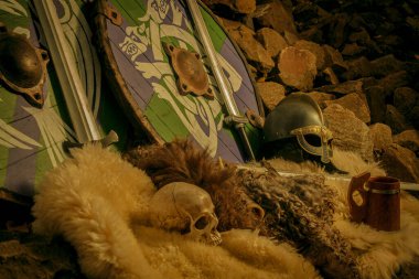 Kayalık nehir kıyısında Viking kalkanları ve kılıçları