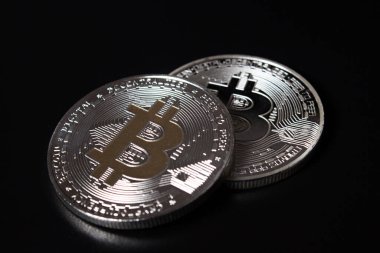 Koyu arkaplan üzerinde iki bitcoin