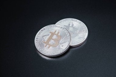 Koyu arkaplan üzerinde iki bitcoin