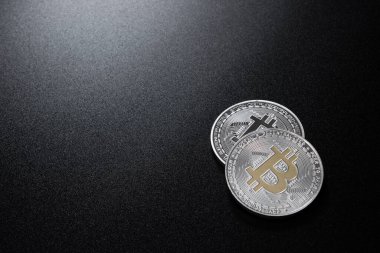 Koyu arkaplan üzerinde iki bitcoin