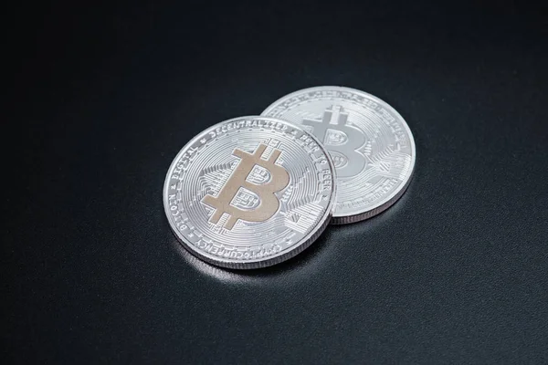 Deux Bitcoins Sur Fond Sombre — Photo