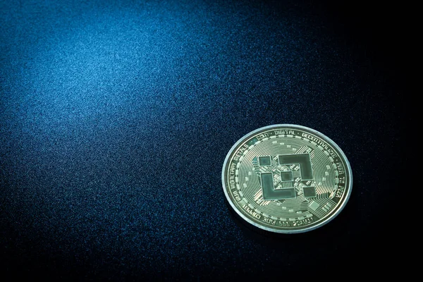 Una Moneda Binancia Sobre Fondo Oscuro — Foto de Stock