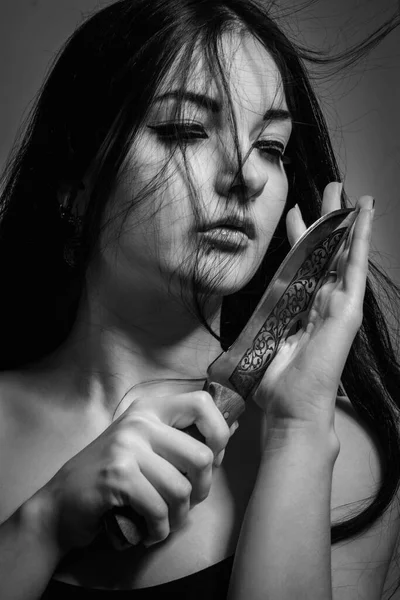 Linda Chica Asiática Con Cuchillo Sobre Fondo Gris —  Fotos de Stock