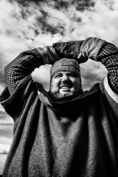 Brutaler Skandinavischer Krieger Wirft Felsbrocken lizenzfreie Stockfotos