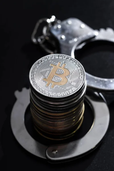 Montón Bitcoins Esposas Sobre Fondo Negro Imagen De Stock