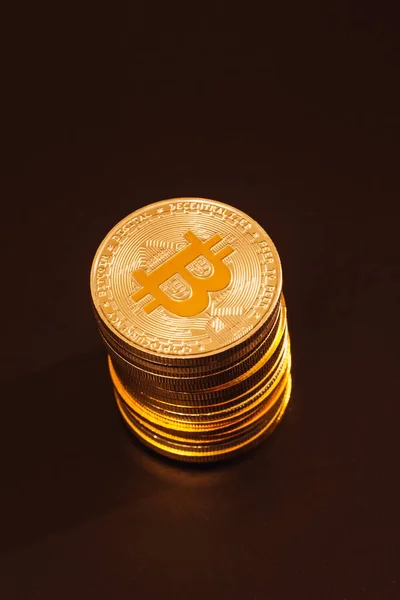 Stapel Bitcoins Donkere Achtergrond — Stockfoto