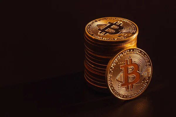 Pilha Bitcoins Sobre Fundo Escuro — Fotografia de Stock