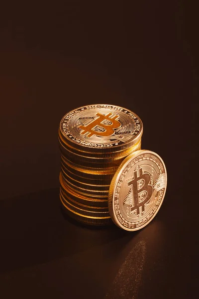 Stapel Bitcoins Donkere Achtergrond — Stockfoto