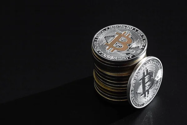 Montón Bitcoins Sobre Fondo Oscuro — Foto de Stock