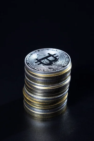 Stapel Bitcoins Vor Dunklem Hintergrund Stockbild