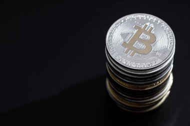 Koyu arkaplan üzerinde bitcoin yığını