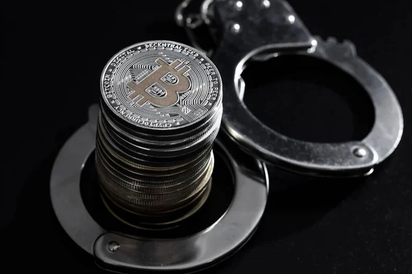 Close Tiro Bitcoins Algemas Sobre Fundo Preto — Fotografia de Stock