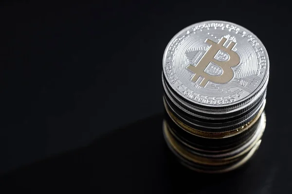 Stapel Bitcoins Donkere Achtergrond — Stockfoto