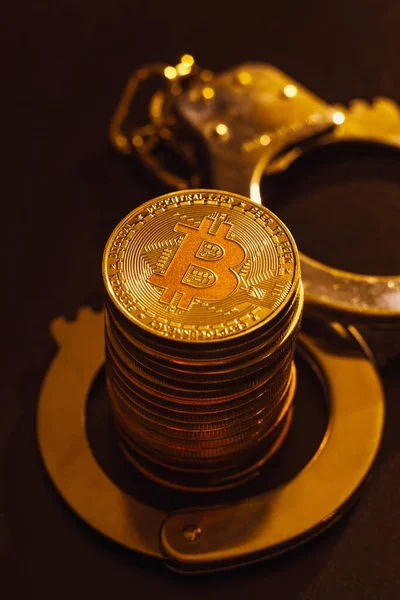 Egy Halom Bitcoin Bilincs Fekete Háttér Felett — Stock Fotó