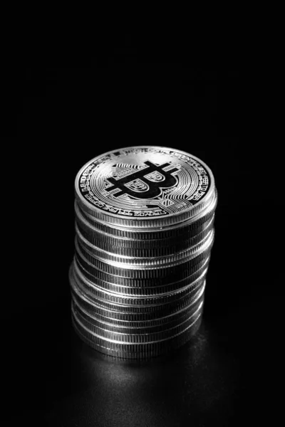 Egy Halom Bitcoin Sötét Háttérrel — Stock Fotó