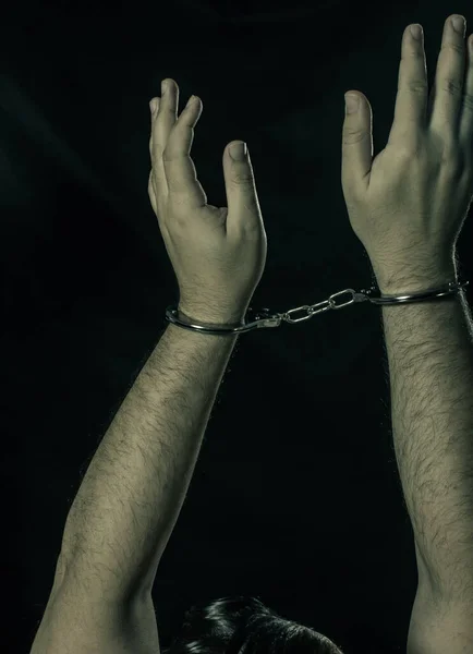 Männliche Hände Handschellen Vor Dunklem Hintergrund — Stockfoto