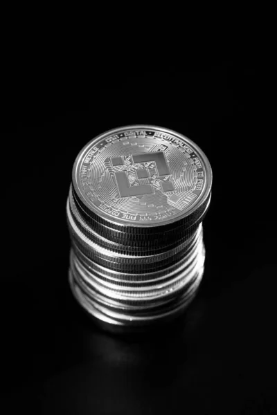 闇の背景でのバイナンスコインのスタック — ストック写真