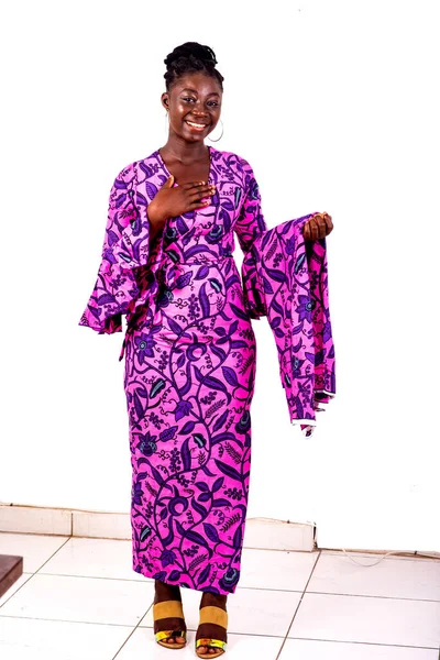 Kameraya gülümserken peştemalli güzel bir Afrikalı iş kadınının portresi..