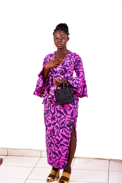 Portrait Beautiful Young Businesswoman Wearing Traditional Loincloth Holding Black Handbag — Stock Photo, Image