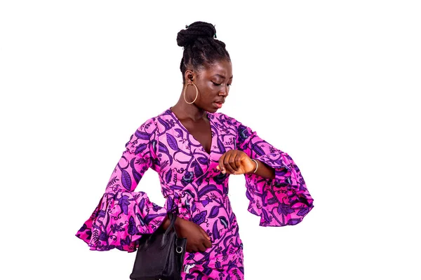 Güzel bir iş kadınının portresi. Geleneksel peştemali takıyor. Kol saatine bakıyor..