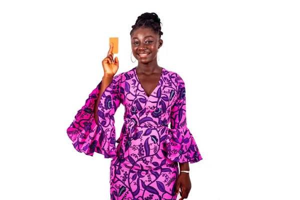 Güzel bir iş kadınının portresi. Geleneksel peştemali takıyor ve gülümserken kredi kartı gösteriyor..