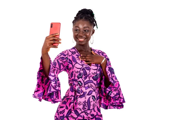 Портрет Красивой Молодой Предпринимательницы Традиционной Набедренной Повязке Фотографирующей Мобильный Телефон — стоковое фото