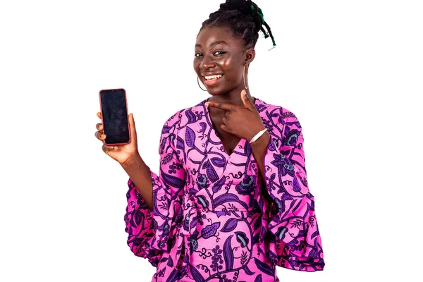 Портрет Красивой Молодой Предпринимательницы Традиционной Набедренной Повязке Указывающей Пальцем Мобильный — стоковое фото