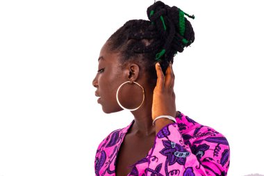 Geleneksel peştemalli güzel bir genç kadının portresi ve kafasında saç stilini gösteriyor..