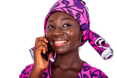 Geleneksel peştemalle gezen ve gülümseyen genç ve güzel bir Afrikalı kadının portresi..