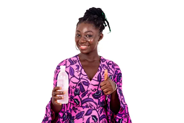 伝統的なふんどしを着てプラスチック製のミネラルウォーターボトルを持って親指を立てて笑っている美しい若い実業家 — ストック写真
