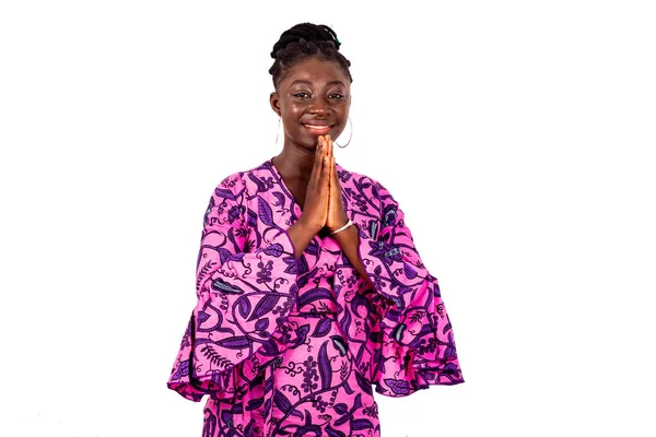 Güzel mutlu genç bir kadının portresi geleneksel peştamal takıyor ve gülümserken el ele tutuşuyor..