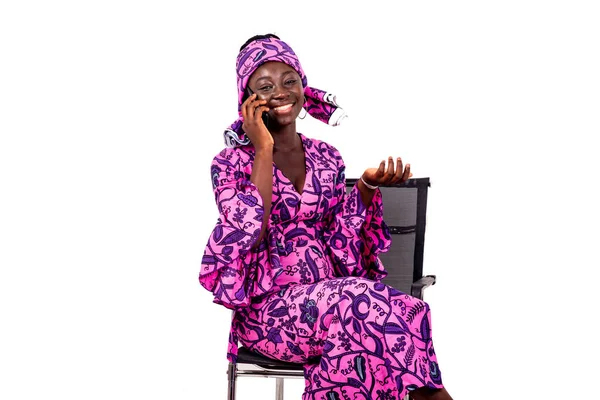 椅子に座って携帯電話で語りながら笑顔で伝統的なふんどしを身に着けている美しい若い実業家の肖像画 — ストック写真