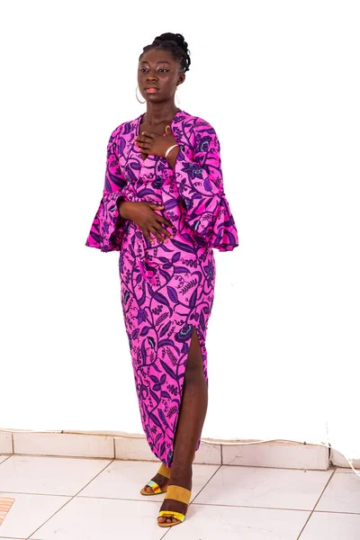 Güzel bir iş kadınının portresi. Geleneksel peştamal takıyor ve göğsüne el ele tutuşuyor..