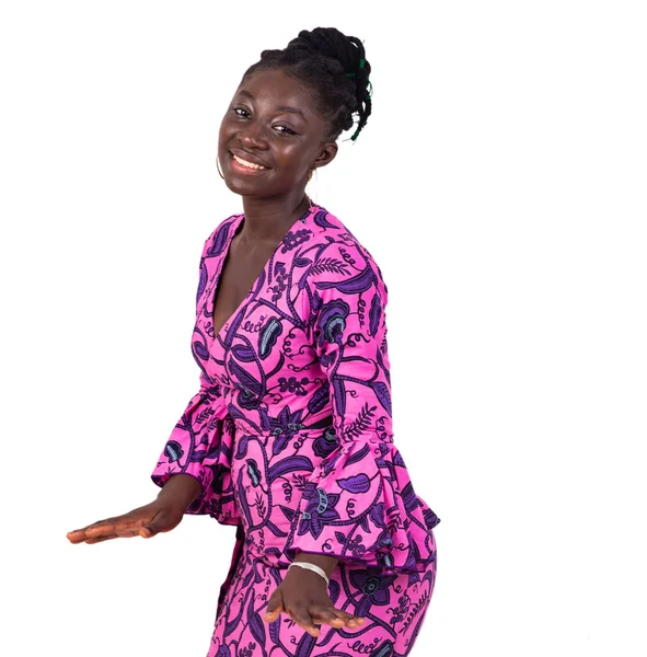 Geleneksel giysiler içinde güzel bir Afrikalı kadın beyaz arka planda dans ediyor ve gülüyor..