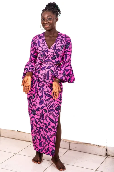 Eine Schöne Afrikanische Frau Traditioneller Kleidung Steht Auf Weißem Hintergrund — Stockfoto