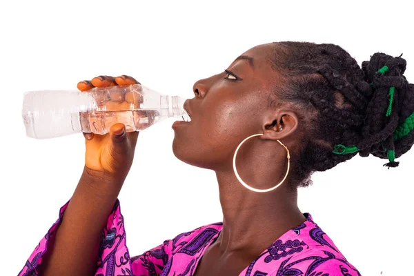 美しい喉が渇いた若い実業家がペットボトルから天然水を飲んでいる姿を — ストック写真