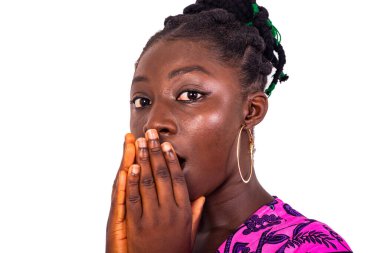 Güzel, şaşkın bir genç kadının portresi geleneksel peştemalli ve ellerini ağzının üstüne kapatmış..