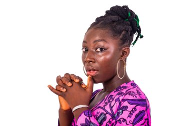 Güzel bir genç kadının portresi geleneksel peştamal takıyor ve ellerini çapraz yapıyor..