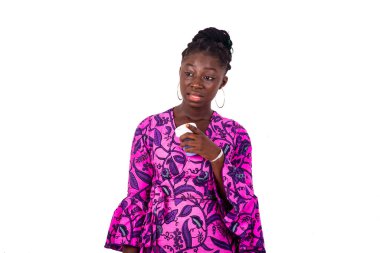 Güzel bir genç kadının portresi geleneksel peştamal takıyor ve elinde küçük bir plastik kutu tutuyor..