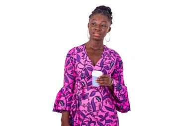 Güzel bir genç kadının portresi geleneksel peştamal takıyor ve elinde küçük bir plastik kutu tutuyor..