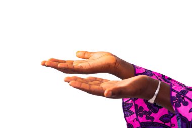 Bir kadının avuçlarına yakın çekim. beyaz arkaplanda izole.