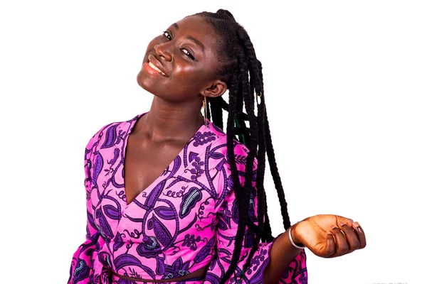 Junge Schöne Afrikanerin Steht Vor Weißem Hintergrund Und Zeigt Ihr — Stockfoto