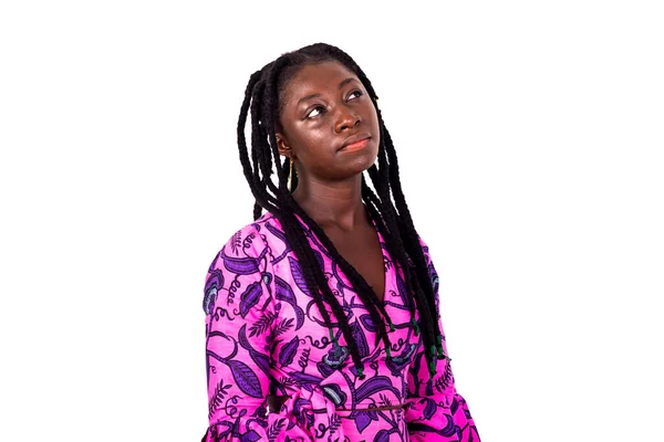 Ung Vacker Afrikansk Kvinna Med Flätor Står Över Vit Bakgrund — Stockfoto