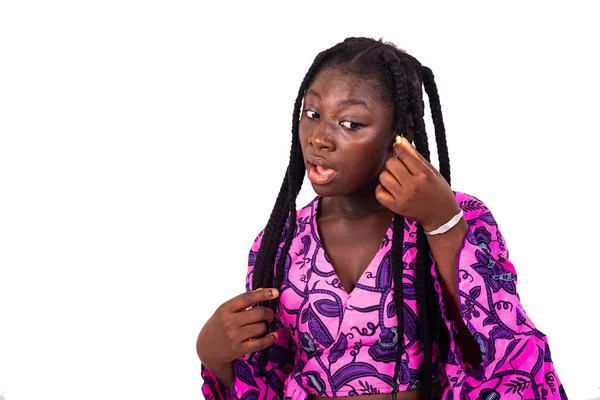 Jeune Belle Femme Africaine Avec Des Tresses Debout Sur Fond — Photo