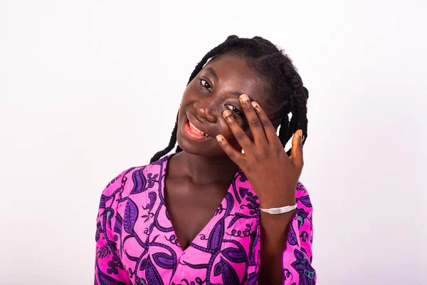 Junge Schöne Afrikanische Frau Mit Zöpfen Die Vor Weißem Hintergrund — Stockfoto
