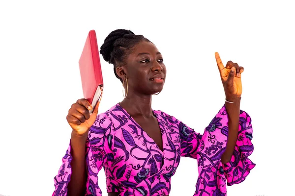 Geleneksel peştemalli güzel bir iş kadınının portresi. Elinde kitap tutarken ve gülümserken parmağını kaldırırken..