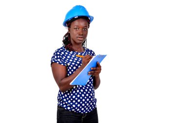 Genç bayan inşaat mühendisi mavi şapka takıyor ve panoya notlar yazıyor..