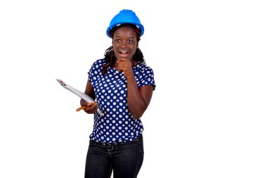 Genç, şaşkın inşaat mühendisi kadın elinde bir pano tutuyor..