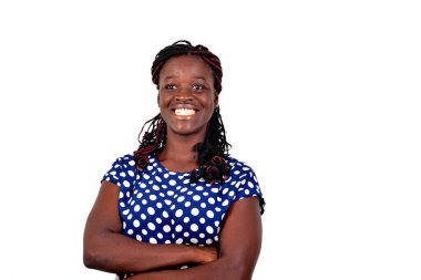 Gülümserken kollarını kavuşturan güzel, mutlu bir genç kadının portresi. beyaz arkaplanda izole.